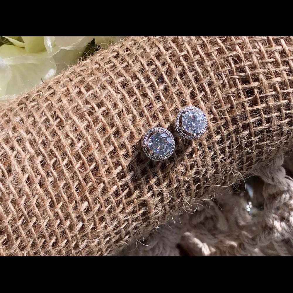 🌼2/$30🌼White Gold White Topaz Studs